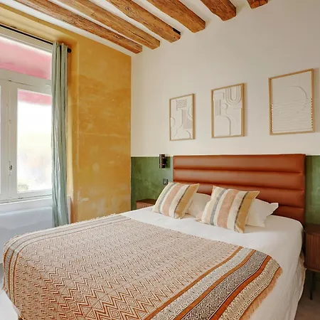 Nochichi Collections - Bastille Apartment