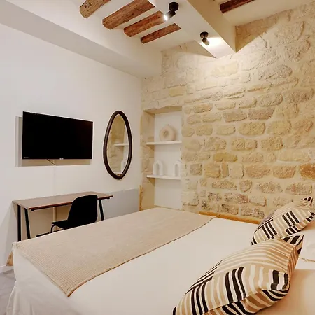 Nochichi Collections - Bastille Apartment